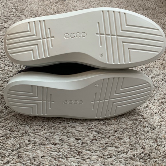 Brand New- Ecco size EU 38 (US7-7.57 charcoal suede bootie - Picture 9 of 9